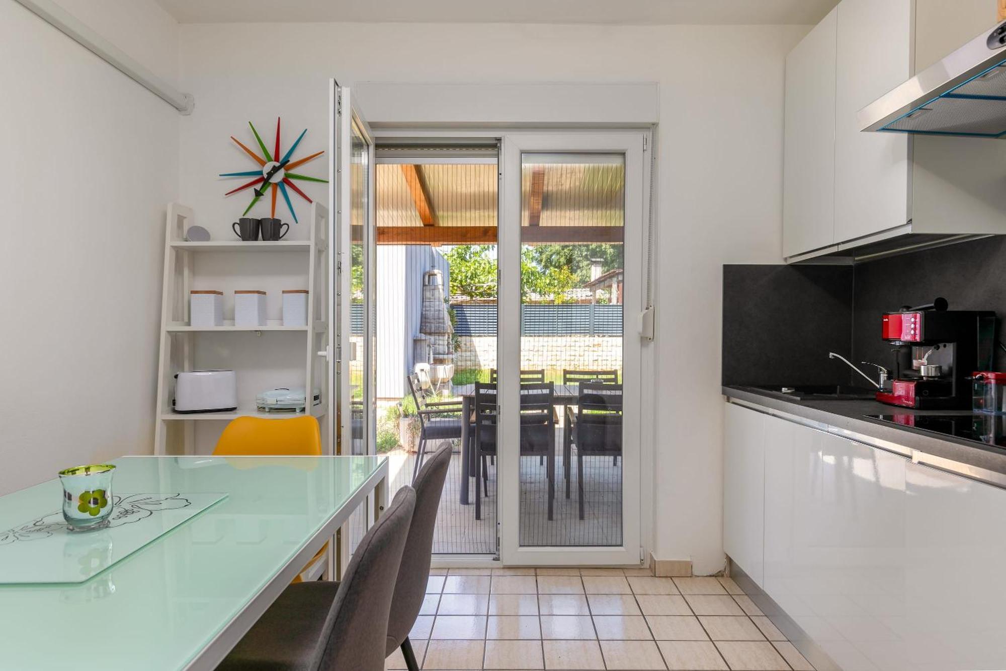 Apartman Two-bedroom App 'castegner' With Garden & Free Parking *