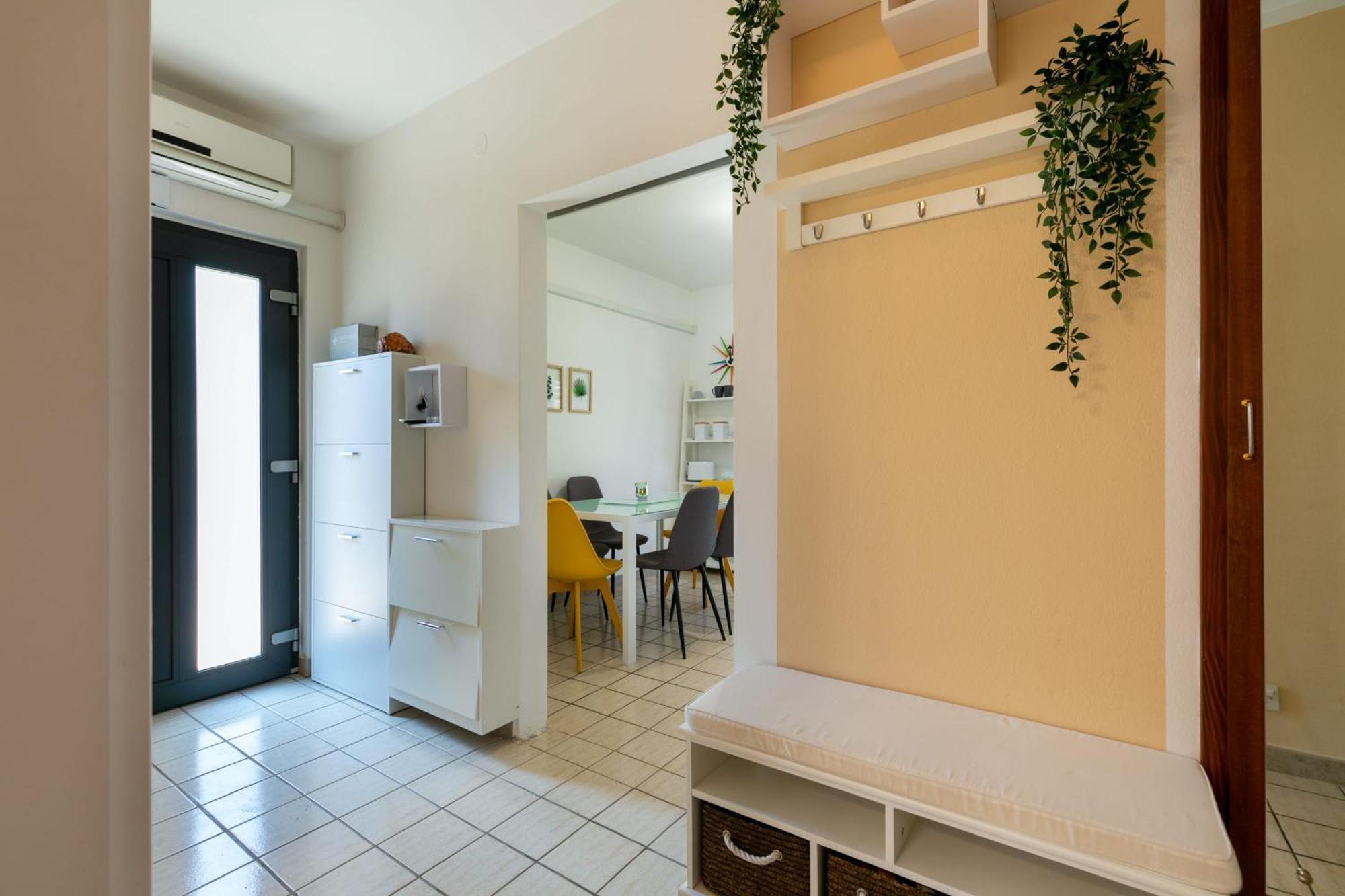Apartman Two-bedroom App 'castegner' With Garden & Free Parking *