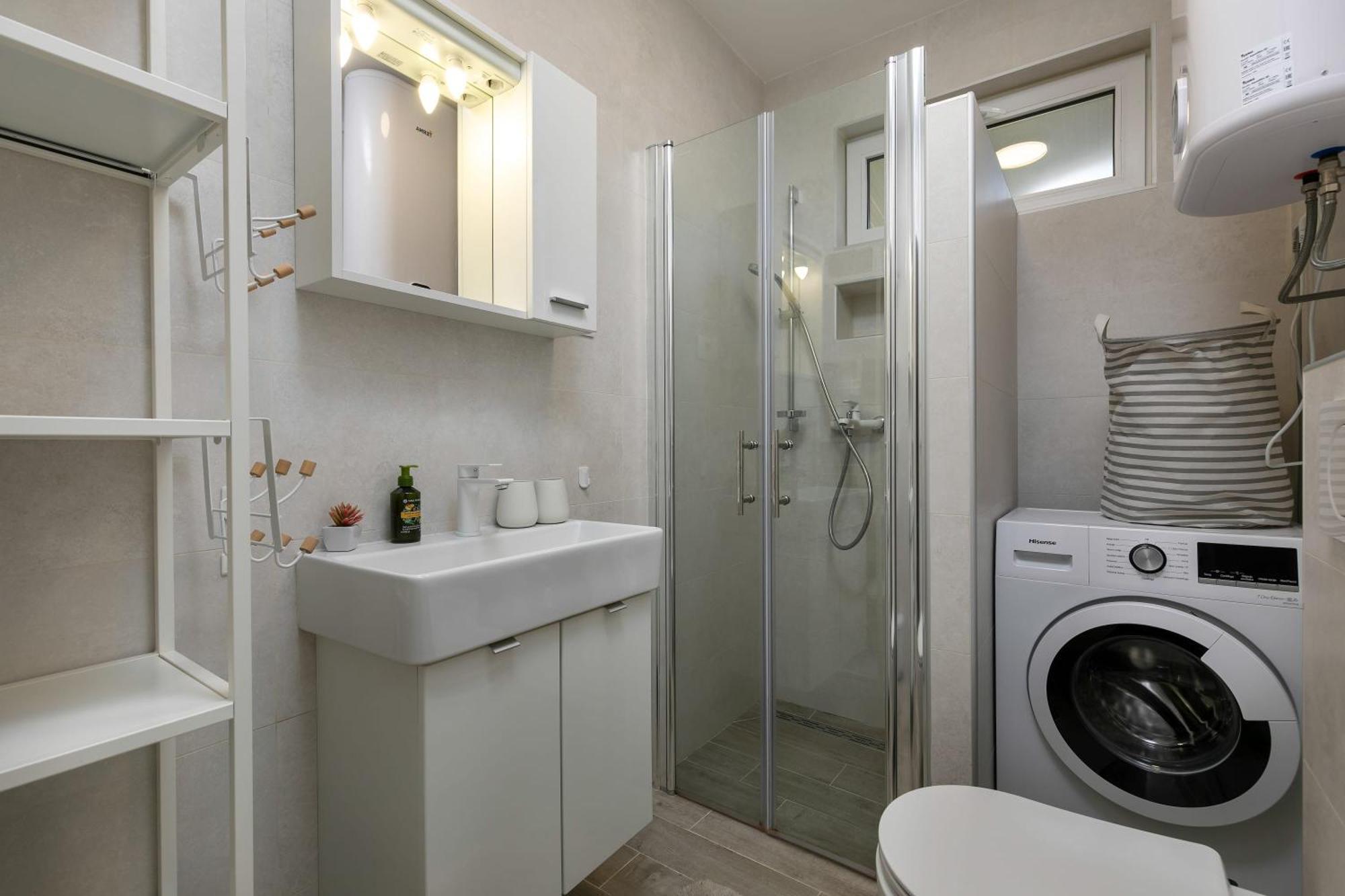 Apartman Two-bedroom App 'castegner' With Garden & Free Parking