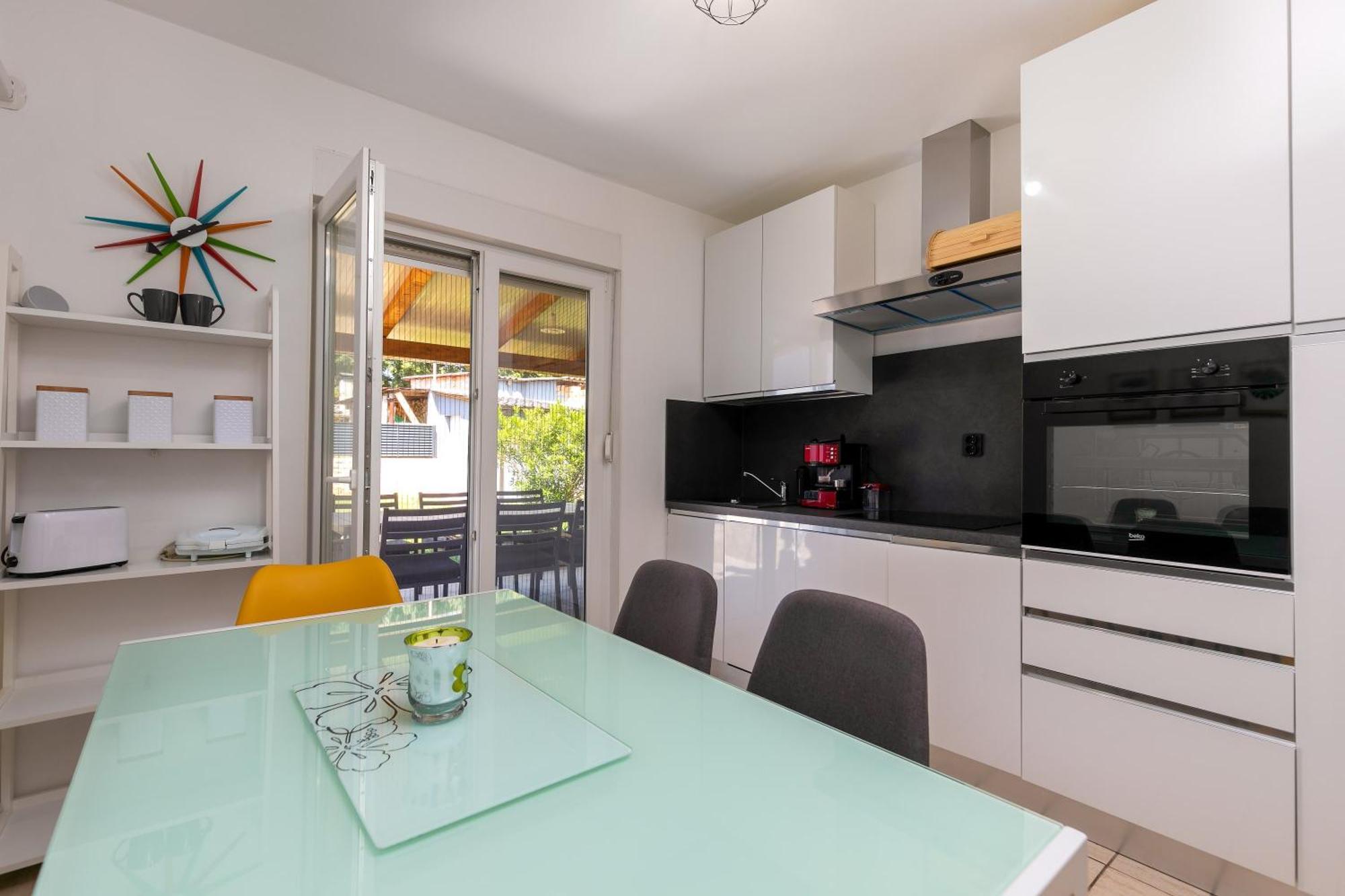 Two-bedroom App 'castegner' With Garden & Free Parking Apartman