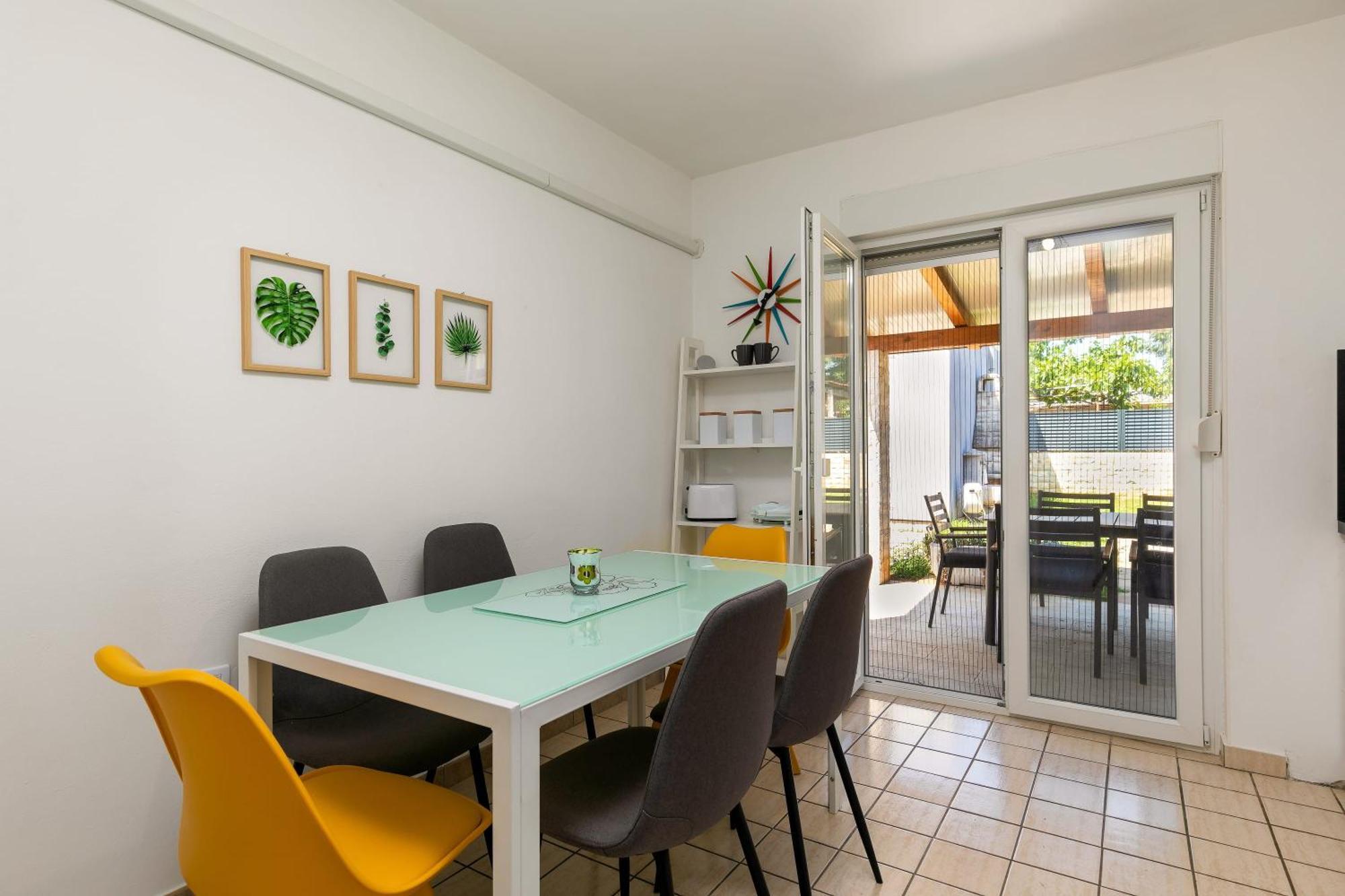 Apartman Two-bedroom App 'castegner' With Garden & Free Parking