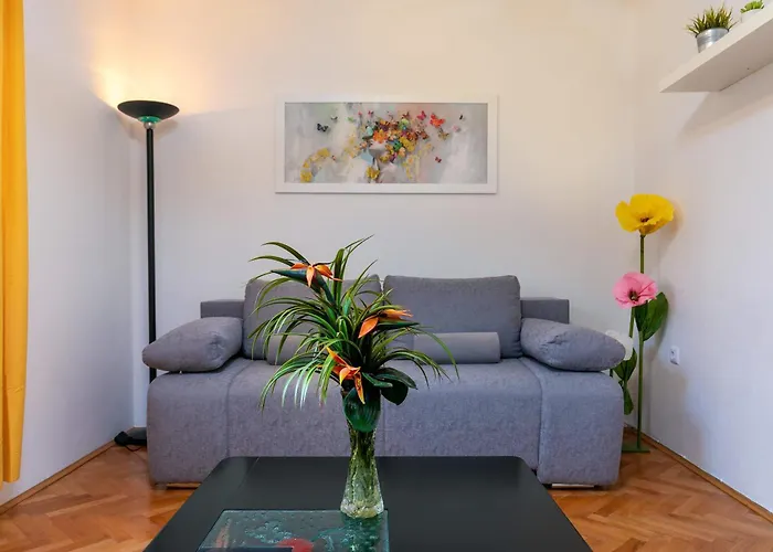 Two-Bedroom App \'Castegner\' With Garden & Free Parking