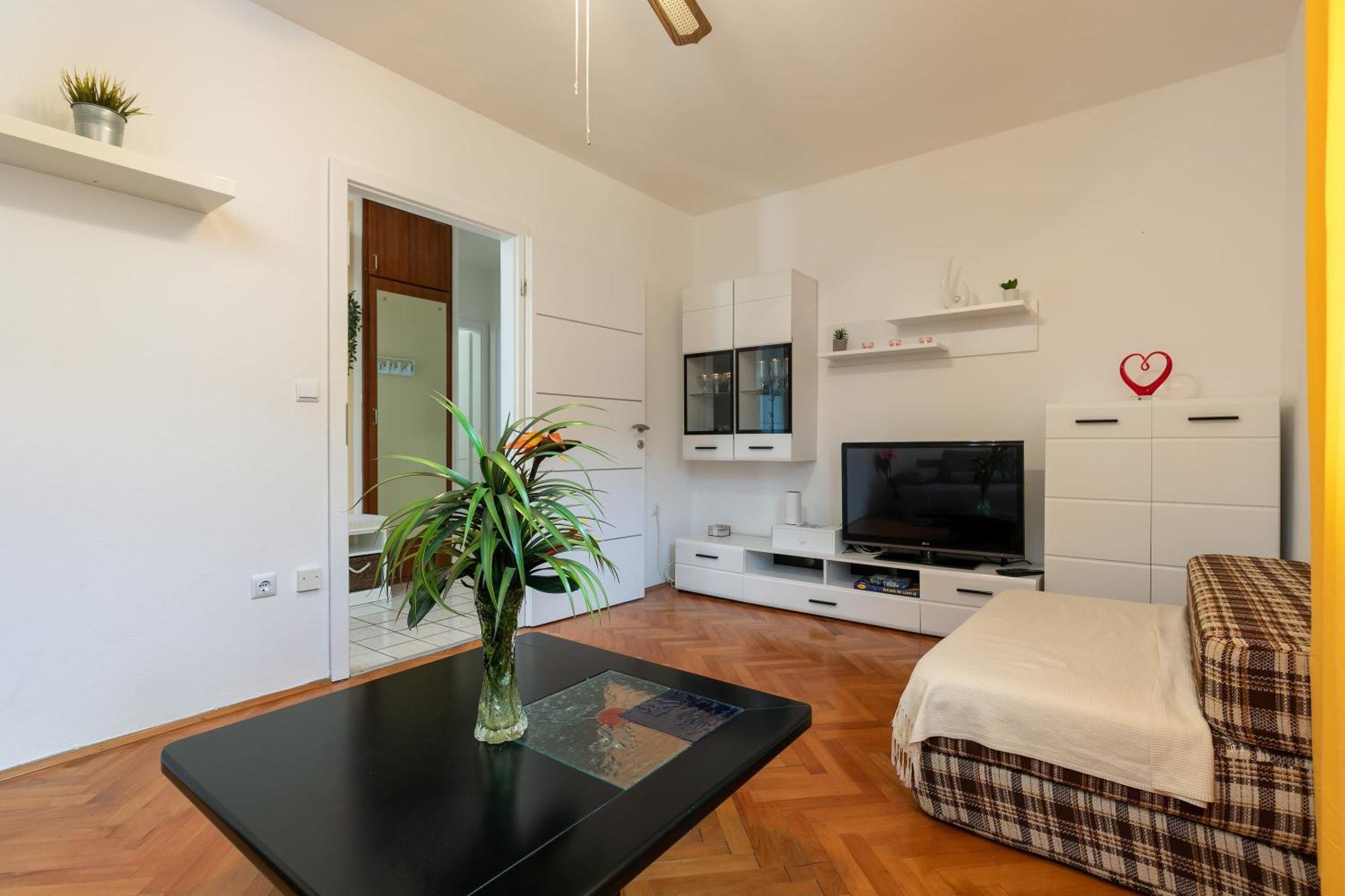 Two-bedroom App 'castegner' With Garden & Free Parking Appartamento *