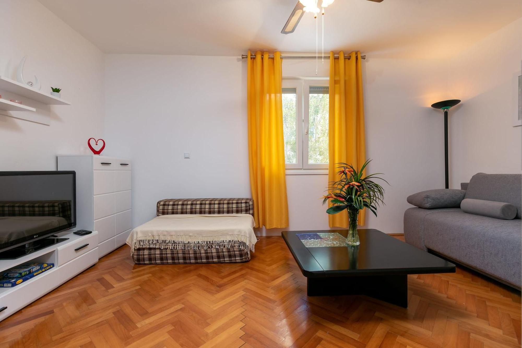 Two-bedroom App 'castegner' With Garden & Free Parking Appartamento