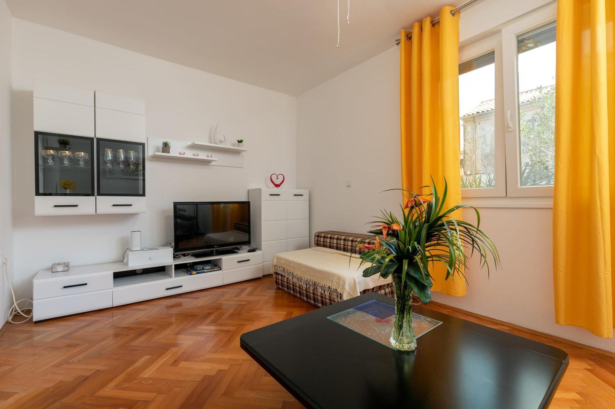 Appartamento Two-bedroom App 'castegner' With Garden & Free Parking *